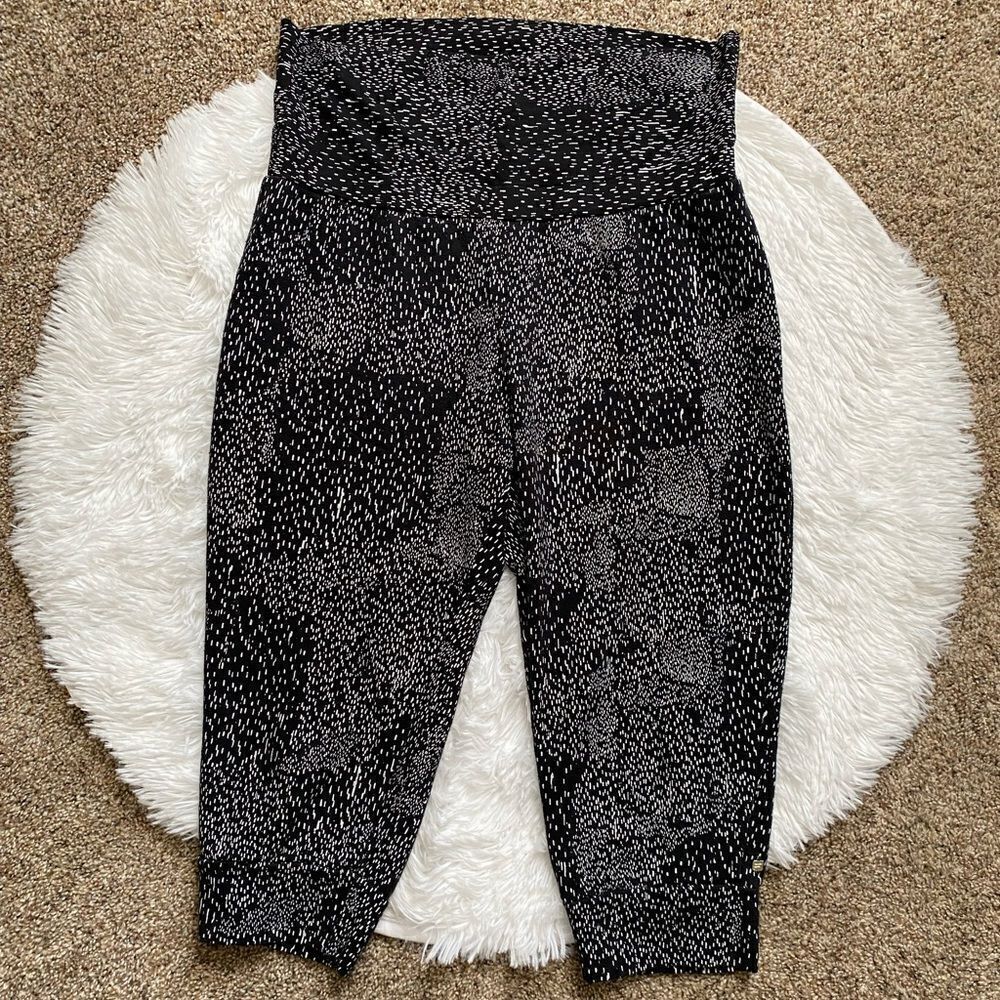 Fabletics Hamilton Fold Over Crop Leggings Womens‎ Size Medium Black White